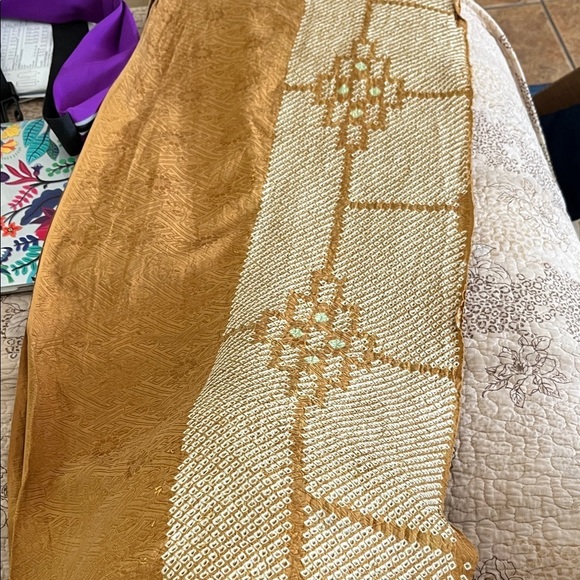 N/A Accessories - Elegant Gold and Cream Patterned Scarf Textured